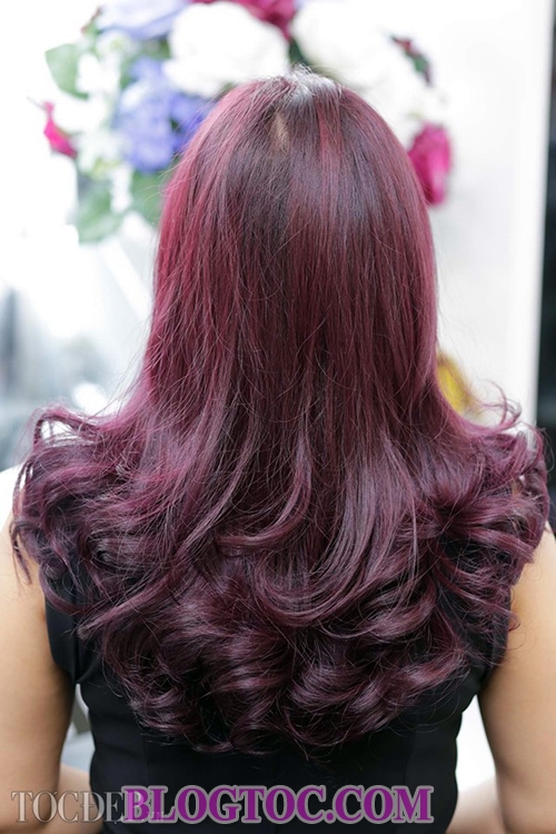 Beautiful curly hair dyed wine color gives girlfriend a charming look 6